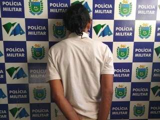 Suspeito sendo apresentado no batalhão da PM. (Foto: Divulgação/PM)