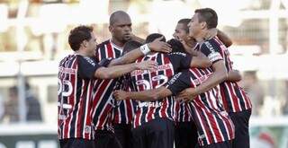 Jogadores do São Paulo comemoram gol de pênalti contra a Ponte Preta. (Foto: Almeida Rocha/Folhapress)