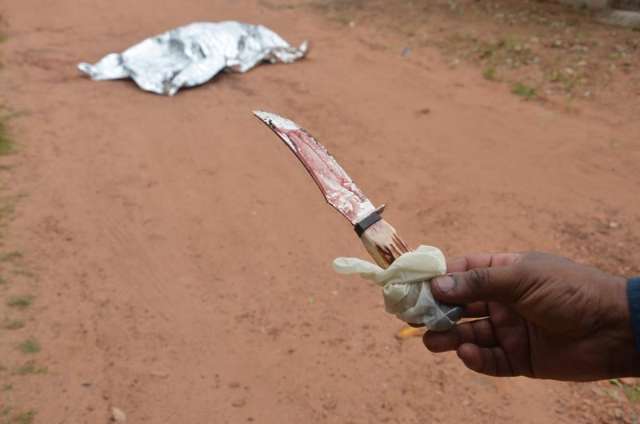 Briga de vizinhas termina com mulher assassinada a facadas