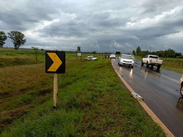 Em persegui&ccedil;&atilde;o, viatura bate em dois carros e sai da pista na MS-164