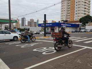 Espaço reservado para motos é incentivo ao corredor. (Foto: Mirian Machado)