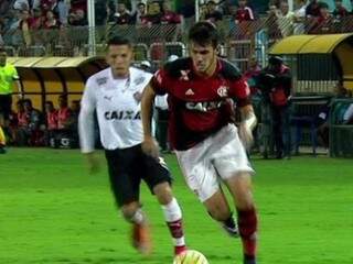 Flamengo e Vitória se enfrentam neste momento; partida está no segundo tempo (Foto: 