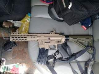 Fuzil estilo AR-15 foi encontrado dentro de automóvel ao lado de pistolas Glock. (Foto: Porã News)