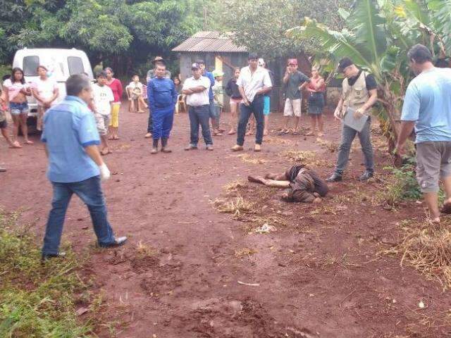 Homem &eacute; morto com dez facadas e corpo deixado embaixo de bananeira