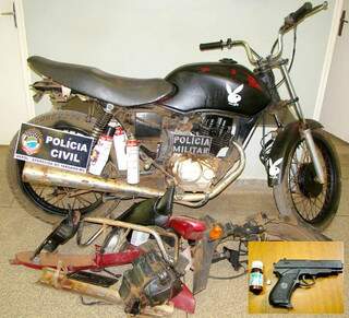 Motocicleta e demais objetos e produtos apreendidos com adolescente. (Foto: Divulgação)
