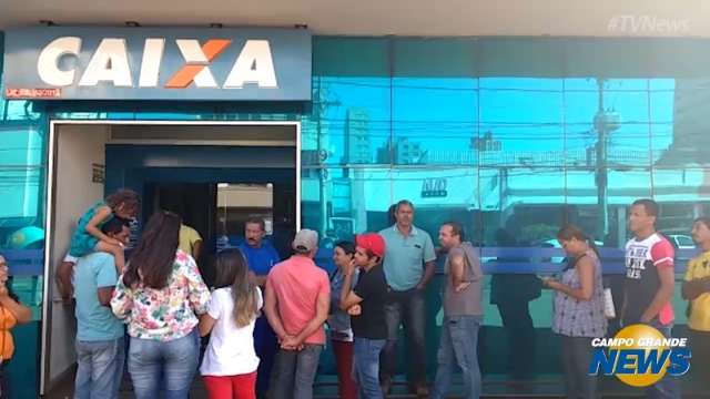 Trabalhadores lotam ag&ecirc;ncias em busca de FGTS, mas Caixa pede calma