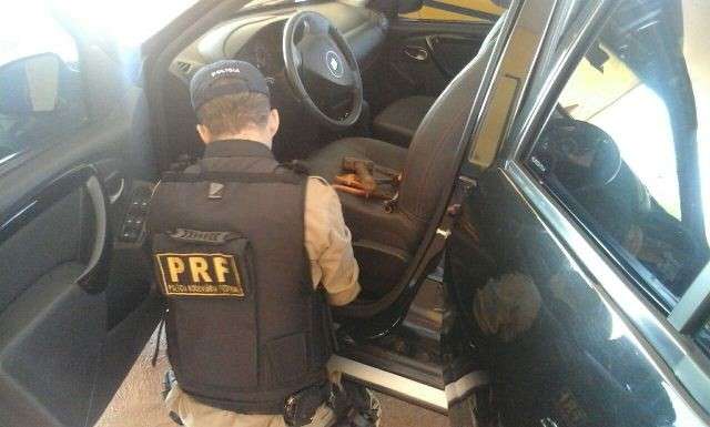 PRF encontra 105 quilos de pasta-base de coca&iacute;na em fundo falso de Sandero