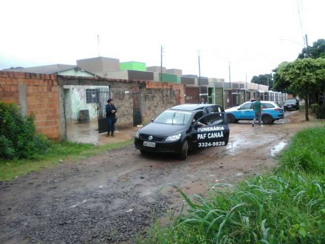 Corpo &eacute; jogado em terreno baldio ap&oacute;s morte a facadas e pauladas