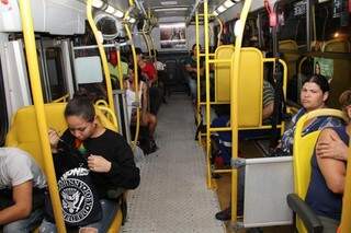 Durante a madrugada, o clima é de tranquilidade, o ônibus vai vazio  e  maioria dos passageiros  já se conhece. (Foto: Marcos Ermínio)