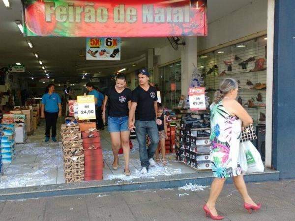Preocupados com 2017, consumidores gastam menos e pagam &agrave; vista 