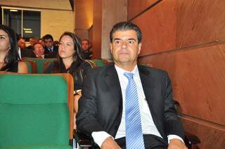 Nelsinho participou, nesta tarde, de cerimônia de posse do novo presidente do TRE/MS. (Foto: João Garrigó).