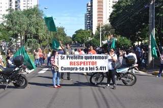 Professores permanecem na Avenida Afonso Pena em protesto pelo cumprimento da lei do reajuste. (Foto: Marcelo Calazans)