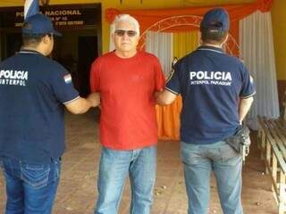Eurico Mariano com agentes da Interpol, em Assunção (Foto: Arquivo)