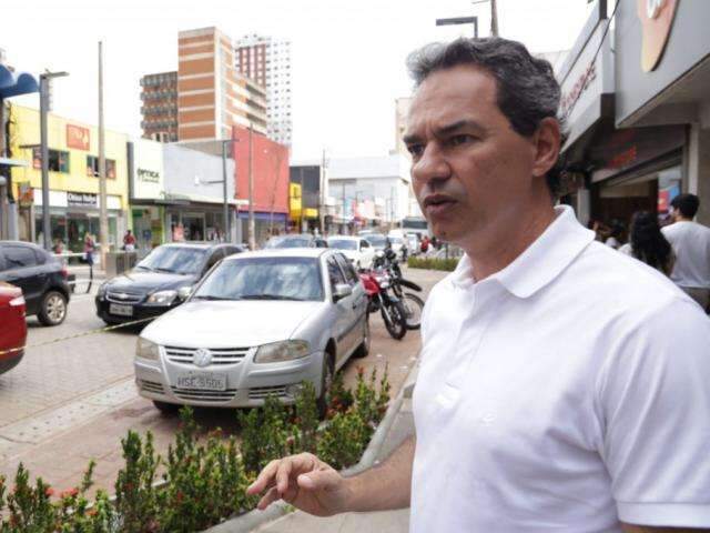 A 18 dias da inaugura&ccedil;&atilde;o, prefeito confere trabalhos na nova 14 de Julho 