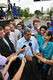 Governador dá entrevista durante inauguração do recapeamento da avenida Afonso Pena. (foto: João Garrigó)