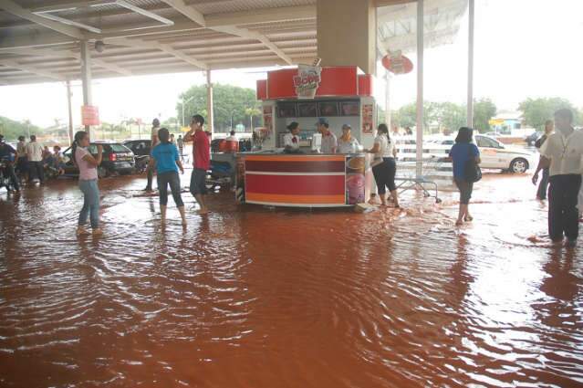  Fort Atacadista fica alagado e enxurrada arrasta ve&iacute;culos no estacionamento