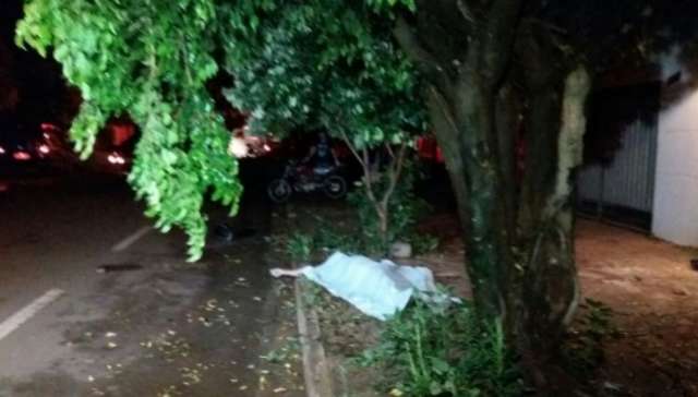 Motociclista perde controle de dire&ccedil;&atilde;o, colide em &aacute;rvore e morre 
