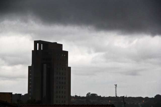 Quarta-feira começa com chuva e máxima não passa dos 29°C