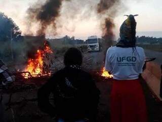 Estudantes atearam fogo em pneus e galhos durante bloqueio da Avenida Guaicurus (Foto: Direto das Ruas)