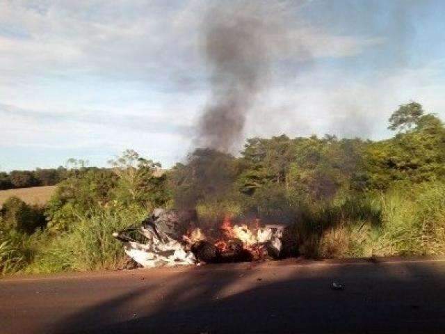 Carro de passeio bate em caminh&atilde;o-cegonha, pega fogo e motorista morre 