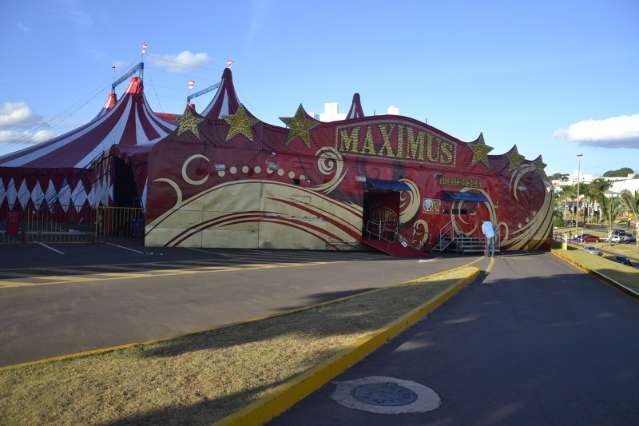 Com 78 artistas, circo em shopping traz universo de magia, palha&ccedil;ada e acrobacia