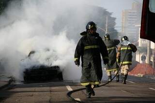 Bombeiros utilizaram mil litros de água para apagar o fogo. Foto: Marcos Ermínio
