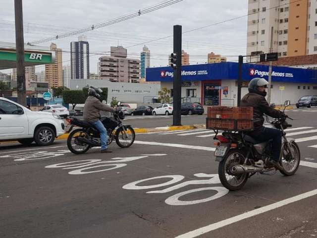 Para quem ainda n&atilde;o entendeu, faixas para motos agora s&atilde;o desenhadas