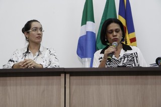 Delegada (esquerda) e secretária de Educação (direita) em coletiva de imprensa (Foto: Cleber Gellio)