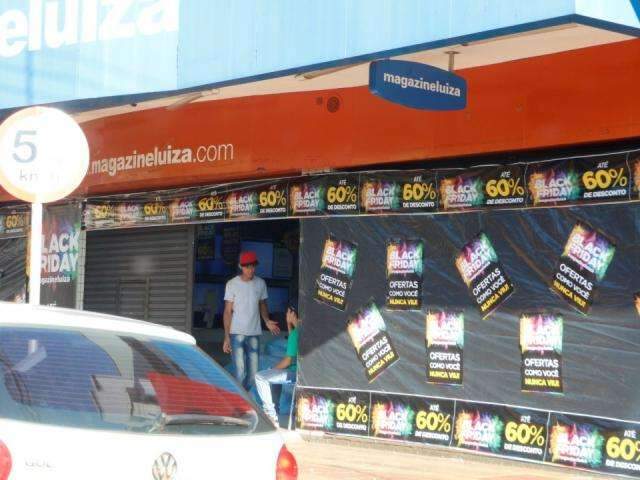 Lojas do centro abrem mais cedo, mas movimento &eacute; fraco na Black Friday