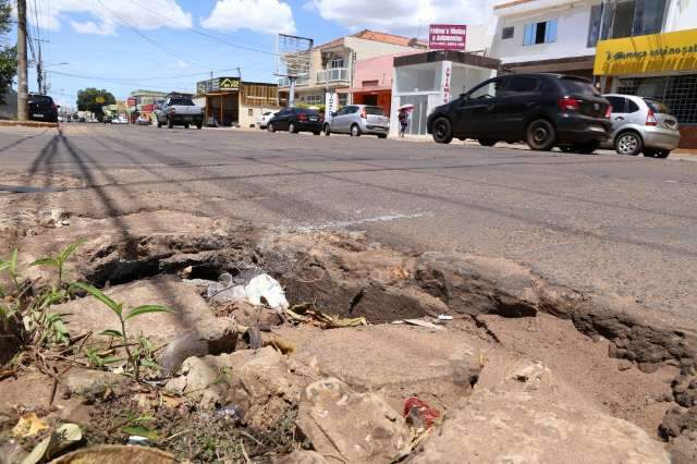 Na Bandeirantes, garagens &#039;roubam&#039; lugar de pedestre para expor ve&iacute;culos