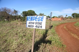 De acordo com o corretor de imóveis Evaldo Fares, muitos moradores querem vender suas casas e terrenos devido a chegada dos moradores da favela Cidade de Deus (Foto: Fernando Antunes)