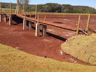 Área para depositar água e formar lago já havia sido aberta com o uso de máquinas (Foto: Divulgação/PMA)