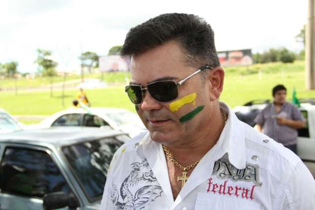Carreata de apoio aos caminhoneiros vira ato pelo impeachment de Dilma