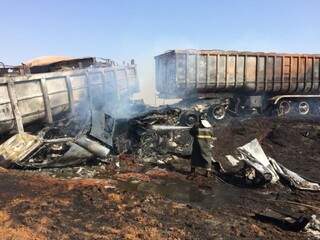 Carretas pegaram fogo após colisão frontal na MS-270, em Dourados (Foto: Fábio Dorta/RIT TV)