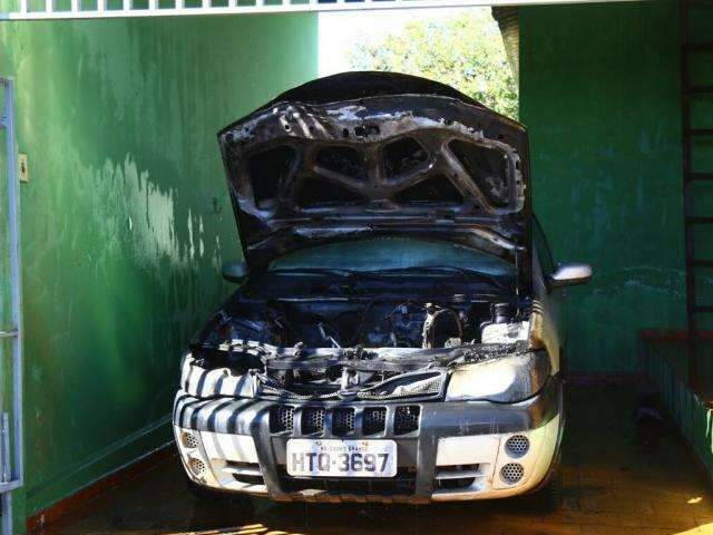 Motorista d&aacute; partida e ve&iacute;culo pega fogo em resid&ecirc;ncia no Estrela do Sul