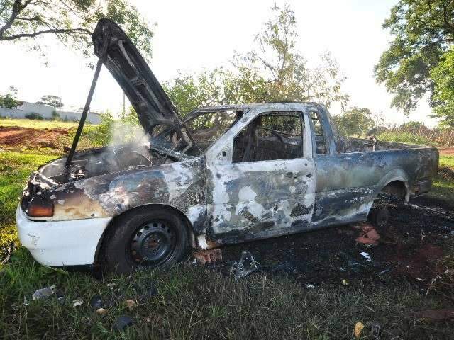 Ve&iacute;culo roubado na Gury Marques &eacute; encontrado incendiado