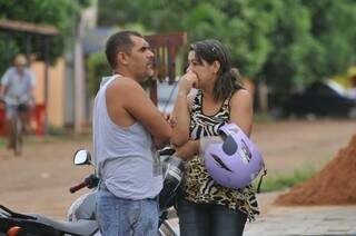 Motociclista que atropelou criança lamentou acidente junto com a esposa que estava de passageira. (Foto: Alcides Neto)
