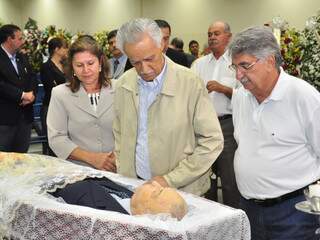 Ex-governador Wilson Barbosa Martins se despede de Lúdio Coelho (Foto: João Garrigó)