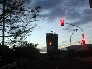 Segunda-feira amanhecendo na Avenida Ricardo Brandão (Foto: Saul Schramm)