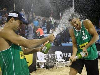 Brasileiros comemoram a conquista da etapa de Cincinnati, nos EUA (Divulgação/FIVB)