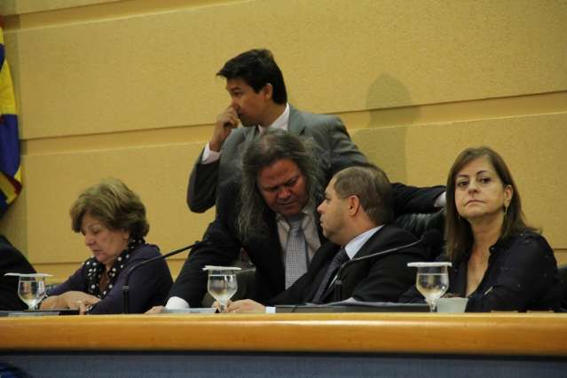 C&acirc;mara analisa reajuste de 26,3% nos sal&aacute;rios de vereadores e prefeito