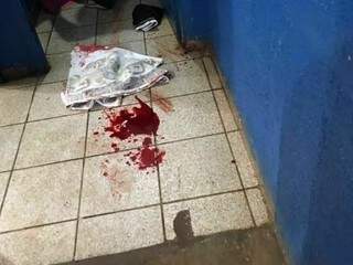 No chão da escola, ficaram as marcas de sangue após esfaqueamento do professor (Foto: Direto das Ruas)