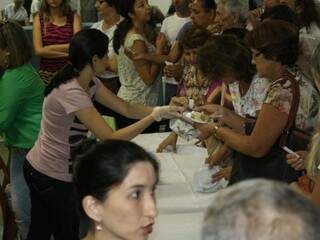 Das 600 fatias, 556 já haviam sido vendidas até a noite do encerramento das festividades para São José. (Fotos: Marcos Ermínio)