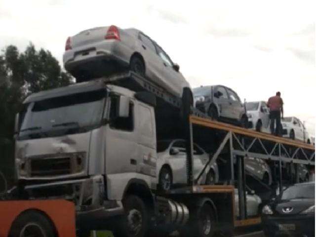 Retirada de carreta envolvida em acidente com morte causa congestionamento 