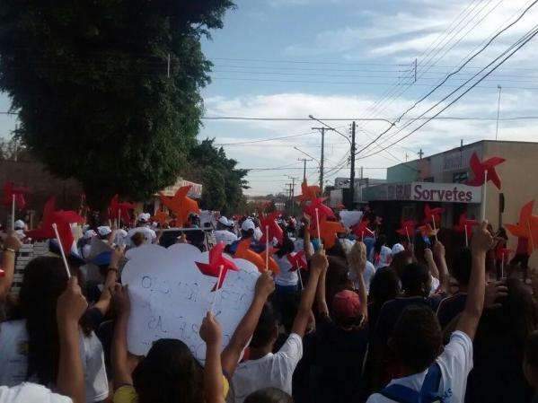 Cerca de 1,5 mil participam de 9&ordf; Caminhada da Paz no Dom Ant&ocirc;nio Barbosa