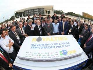 Ontem, prefeitos levaram bolo, lembrando os seis anos de tramitação da ADI (Foto/Divulgação: Edson Ribeiro)