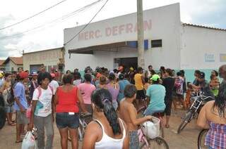 Cerca de 60 pessoas prenderam o acusado dentro do mercado (Foto: Marcelo Calazans)