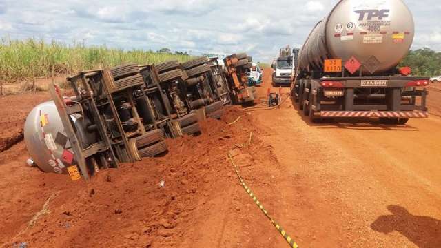 Condutor n&atilde;o consegue ultrapassar e tomba carreta carregada com etanol