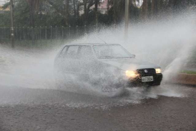 Temporal atinge tr&ecirc;s regi&otilde;es e causa transtornos nas ruas da Capital