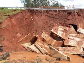 Rodovia desmoronou após dois dias de chuva na região (Foto: Divulgação/Defesa Civil)